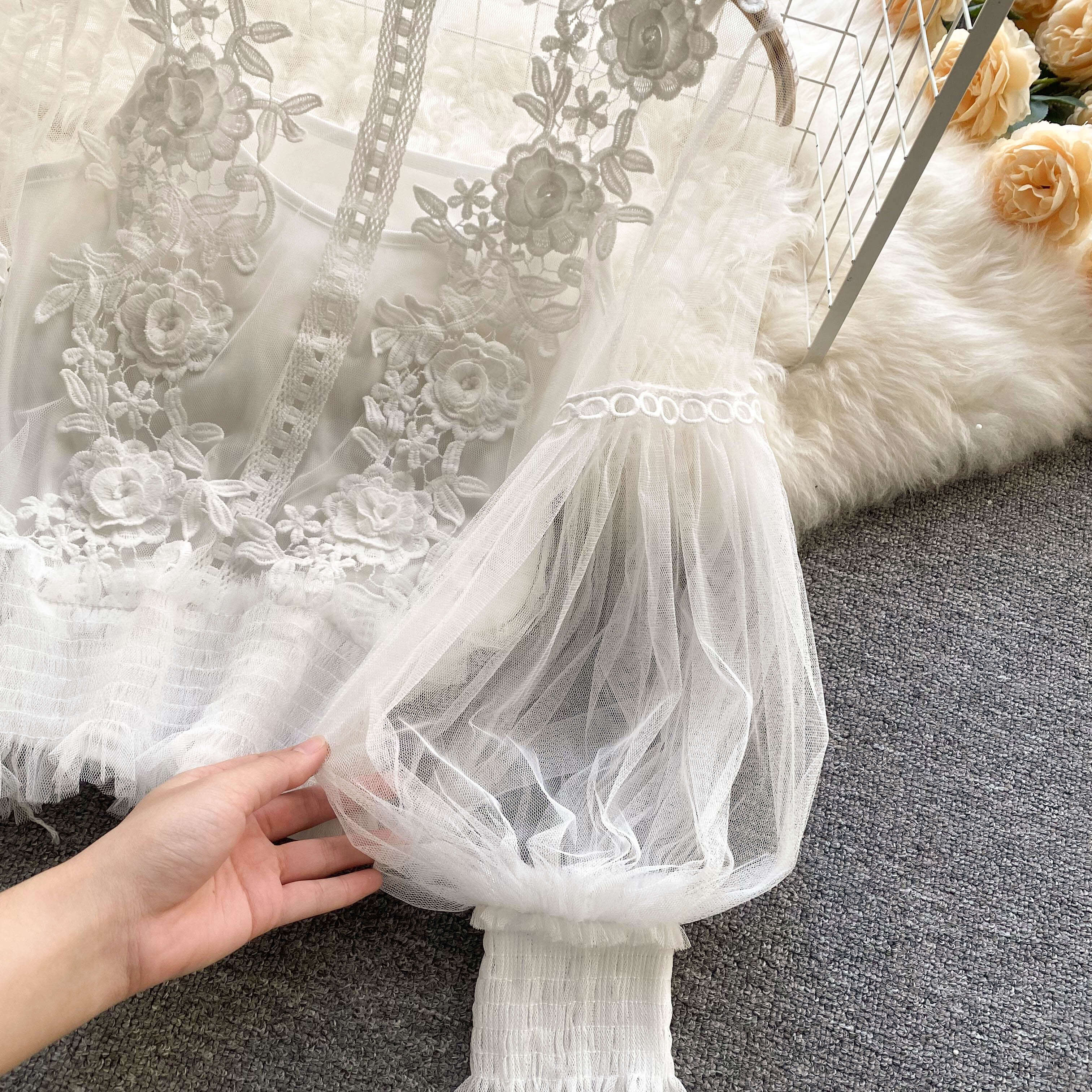 Blusa Feminina de Tule com Detalhes Bordados