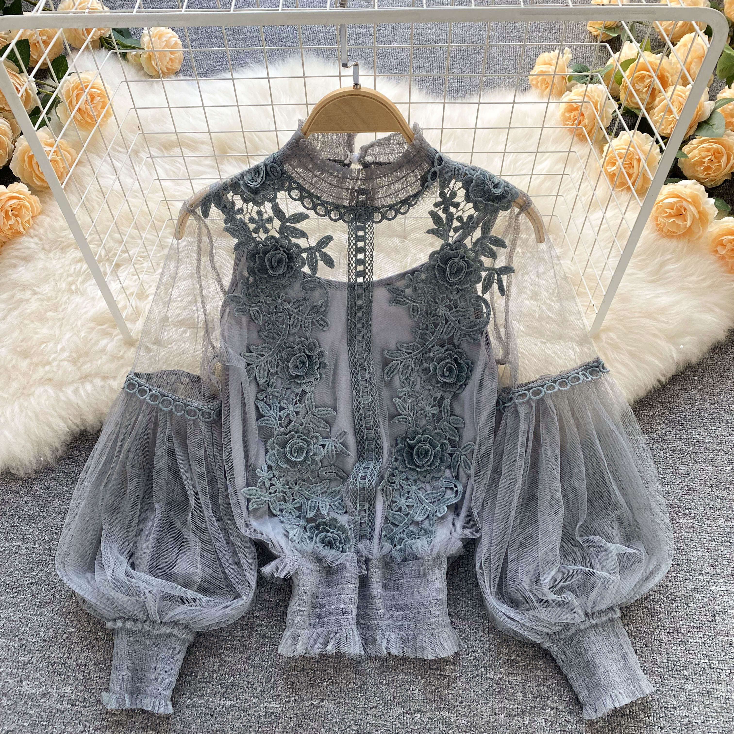 Blusa Feminina de Tule com Detalhes Bordados